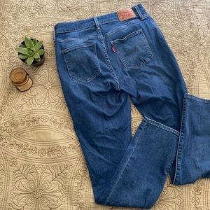 Levi’s Mid-Rise Classic Skinny Jean